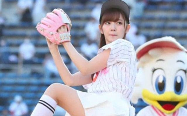 白ミニスカひらりの豪快足上げ　照れて赤面…元°C-ute鈴木愛理さん「悔しい」