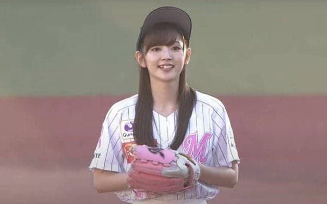 「可愛すぎてカメラマンボール追わないやん」“ミニスカ投法”鈴木愛理さんに悶絶