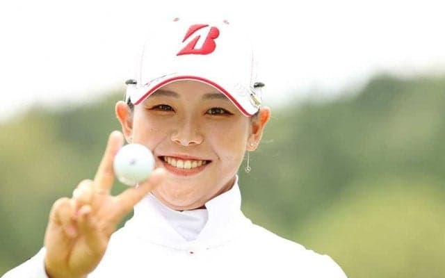 吉田優利、2勝目カップ抱きしめる“くしゃくしゃスマイル”に反響「可愛い笑顔も優勝」