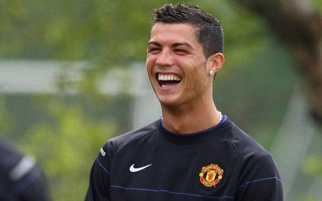 休息も大切、家族とリラックスした時間を過ごすC・ロナウドは上半身裸で日光浴