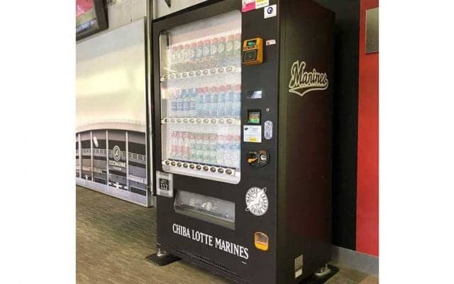 首位ロッテ、新デザインのマリーンズ自動販売機が登場　Rチョコパイゲートに見本設置