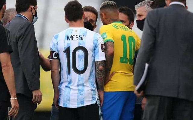 突然の試合中止の裏で“カメラマン”メッシが誕生、ディバラは笑いが止まらず