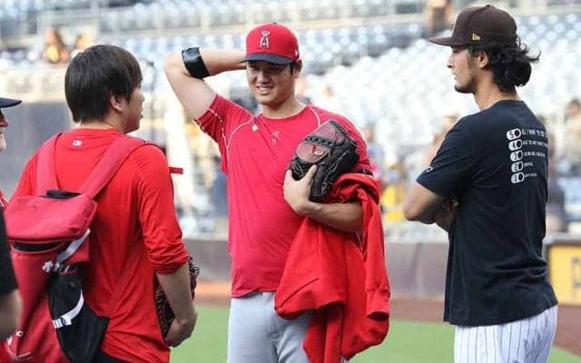 【MLB】大谷翔平の肉体にダルビッシュも興味津々？　太もも“モミモミ”にファン「触りたくなるのね」