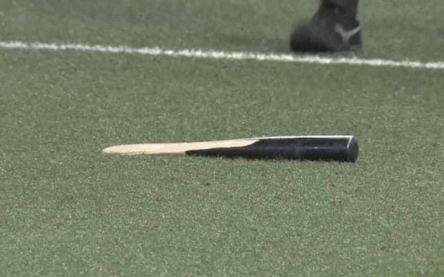 三塁塁審が危機一髪　折れたバットを左前まで飛ばす鷹リチャードのパワーが「ケタ違い」