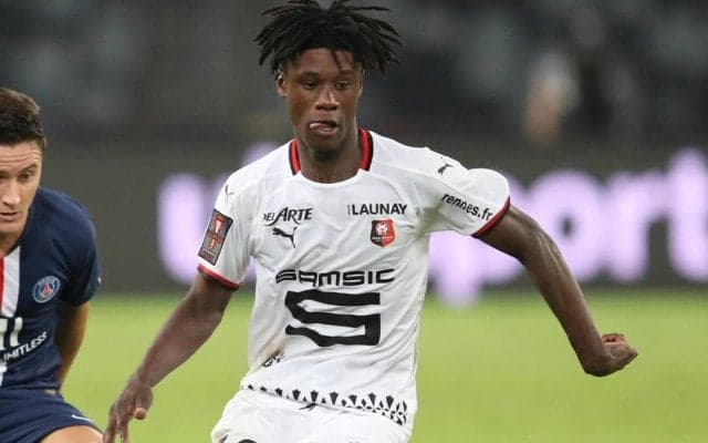 18歳カマヴィンガのお披露目は8日の午後、プライベートジェットでマドリッド入り