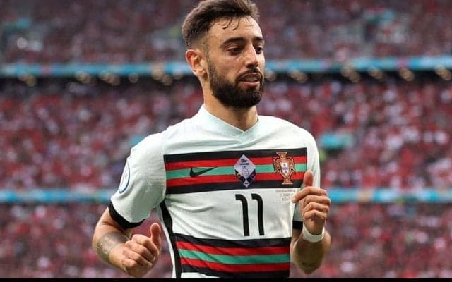 「誰も止めない」試合中のピッチに侵入してB・フェルナンデスと“自撮り”する少年たちの自由さに困惑