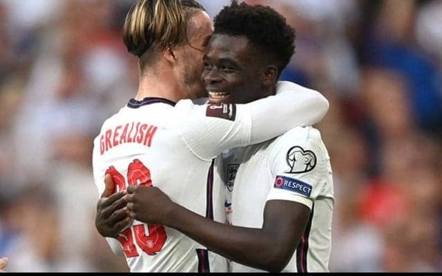 グリーリッシュにスパイクを貰った少年、今度はボールとサカのユニフォームまでプレゼントしてもらう