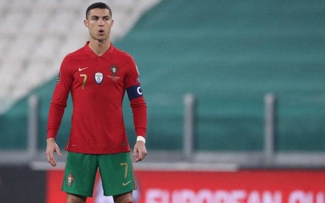 C・ロナウド仕様のピッチが完成!赤を基調にセンターサークルには『CR7』の文字が