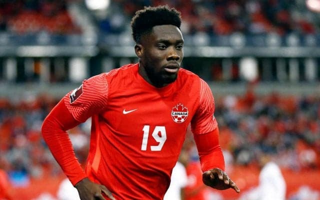 2人仲睦まじく…カナダ代表DFデイビスが東京五輪出場のガールフレンドとの馴れ初めを告白