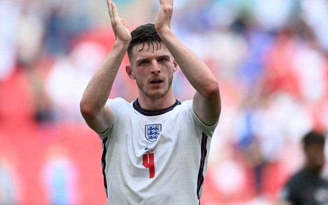 イングランド代表MFライスが対戦国のサポーターにファンサービス！ ユニフォームをプレゼントし固い握手