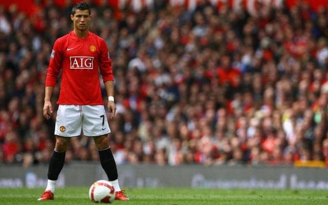 C・ロナウドが本拠地に復活!赤を纏ってオールド・トラッフォードの壁画に登場