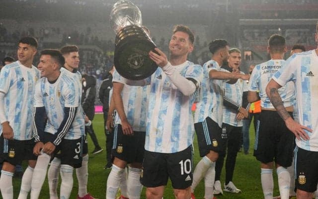 メッシがピッチ上で涙…本拠地ファンの前で改めてコパ・アメリカ制覇を喜ぶ