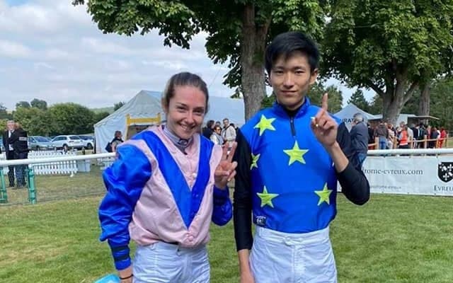 坂井瑠星騎手がフランスで初騎乗初勝利！ スミヨン騎手やミシェル騎手のサポートも