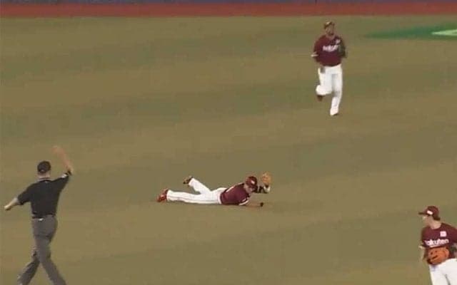 「守備範囲が超人的」　左中間フライを二塁手が捕る超絶美技に打者もポカーン