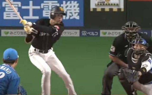 「イチローみたい」「言葉失った」　鷹22歳有望株の“空中浮遊安打”にファン驚く