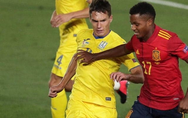 「坊主に毛が生えた」本人は災難…ウクライナ代表DF、頭部の包帯がポロリ「かつらが取れたのかと」