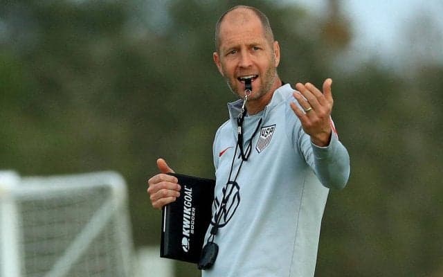 サッカーよりも得意?アメリカ代表監督が試合中に華麗なバスケテクニックを披露「指導よりも得意」