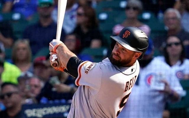 【MLB】ジャイアンツ選手の左胸に雑すぎる「C」マークを発見　米爆笑「適当に作った感満載」