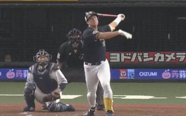 「日本人のパワーじゃない」　オリ杉本、単独トップ26号は左手1本の特大“驚愕弾”