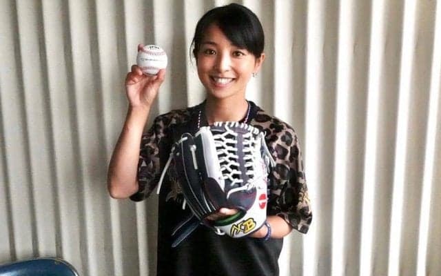 片岡安祐美監督が94キロの豪快ストライク　二塁牽制も披露「川崎さんの指示です」