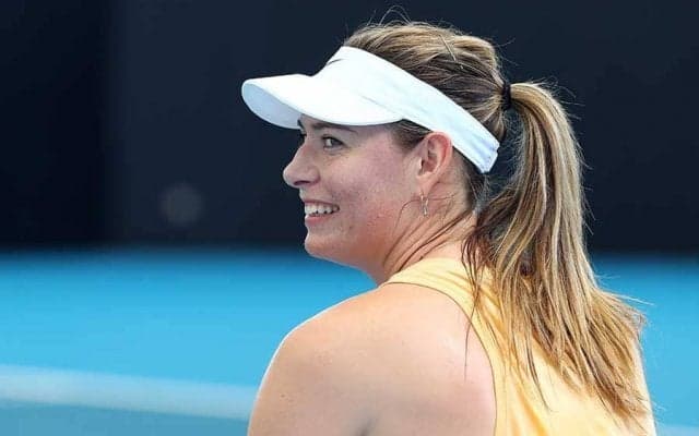 シャラポワ、白ドレスで全米OP観戦　婚約者と幸せそうな笑顔に反響「ゴージャスだね」