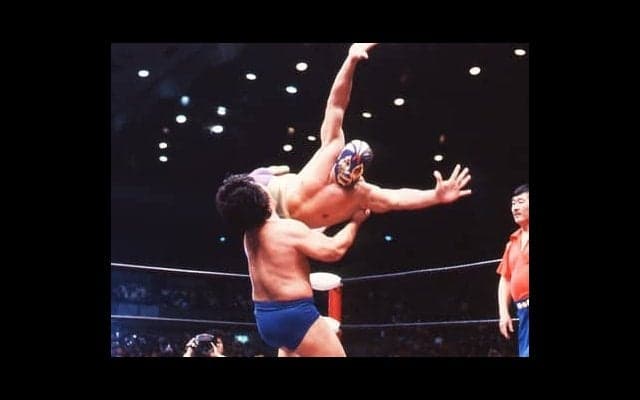 マスカラスが投げたマスク争奪戦の裏側。ジャンケンに勝ったファンに「今すぐ逃げろ」