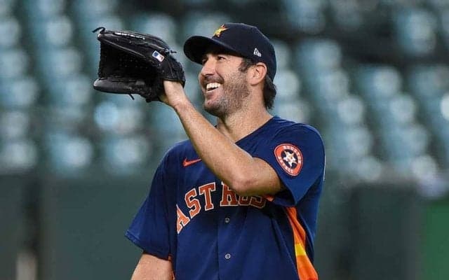 モデルの美人妻と決闘!?　226勝右腕の“ギャップある2枚”に米反響「2枚目最高だ笑」