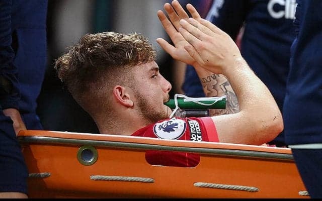 大ケガで手術の18歳エリオット、病院でもリバプールファンの少年にファンサービスを欠かさず