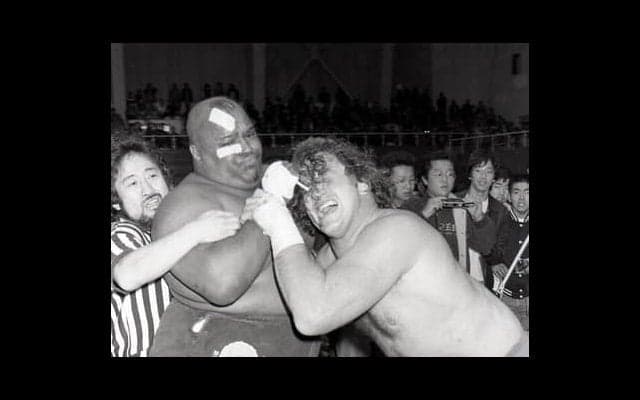 「プロ」の悪役だったブッチャー。凶器攻撃はレフェリーとのアイコンタクトで発動した