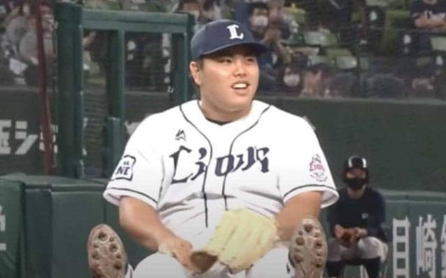 西武・平良海馬がまるで“テディベア”?!　マウンド上に座り込む姿が「可愛すぎる」