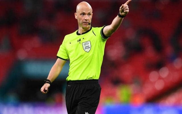 イエロー1枚でまさかの退場宣告…CLの一戦で名物主審が恥ずかしいミス