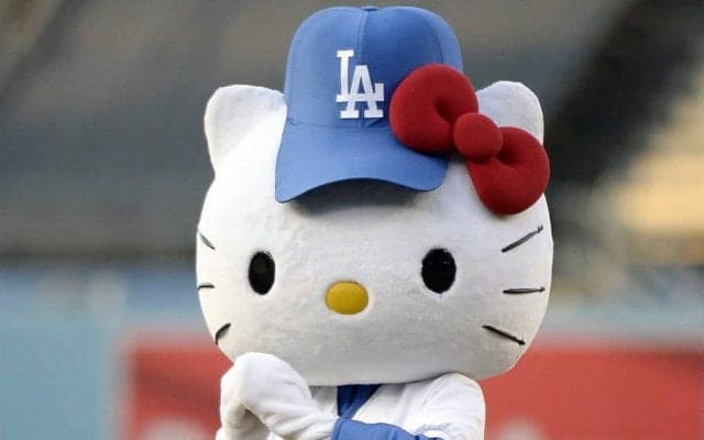 【MLB】「最もキュート」「パーフェクト」　ドジャースユニのキティちゃん始球式に米感激