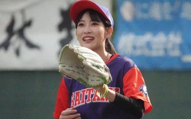 ショーパン姿の抜群スタイルで剛速球！　モデル野球女子の豪快始球式は「すごいな」