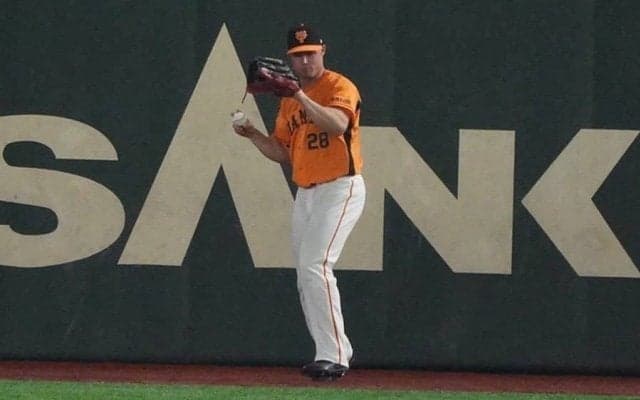 「勢いを加速させるファインプレー」　巨人ハイネマン、フェンス激突の超美技に球場沸く