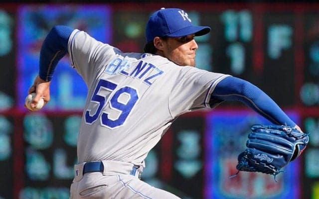 【MLB】投げた瞬間にボールがマウンド直撃？　衝撃の大暴投に米爆笑「これは打つのが不可能」