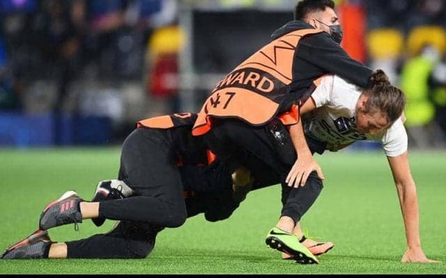 再びユナイテッド戦のピッチに侵入者…今回の犯人は服を着用も2度の前転で逃走図る