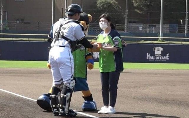 卓球パラリンピアンが絶妙コースに投球披露　場内喝采の始球式は「足がガクガク」