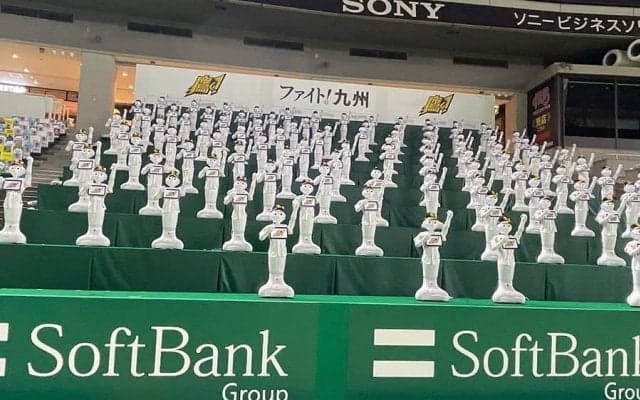 鷹のロボット応援団がギネス世界記録に認定！　ペッパー100体の“キモカワ”集団に勲章