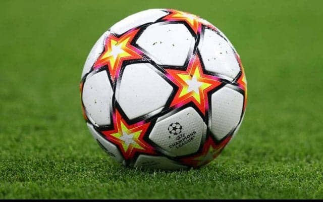 「子供みたいなリアクション」アンフィールドでCLの試合球を手にする幸運なファン現る「お土産だ」