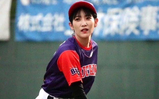 「野球もできて美人で可愛くてスレンダー」　ショーパン姿での“豪快1球”に悶絶
