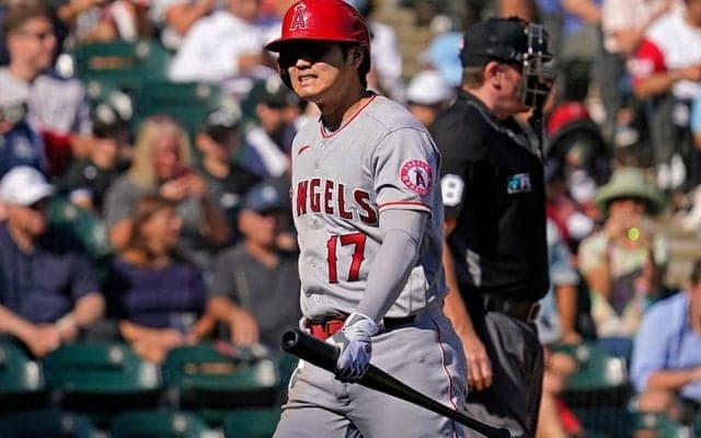 【MLB】大谷翔平流の気遣い？　報復死球後、一塁手との“肩揉み談笑”に反響「良い男だよ！」