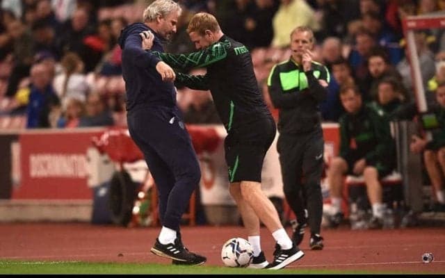 時に選手よりもアツく！英2部でスローインのボールを巡って両軍の監督コーチ3人が一発退場「何が起こった！？」