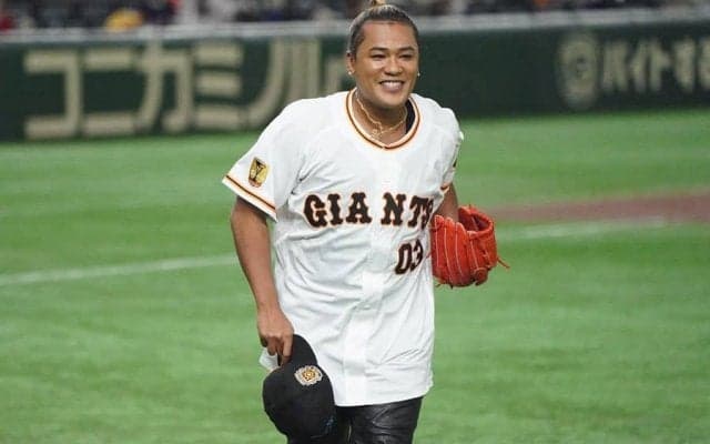 軽々投げた速球に場内喝采　三代目JSB・ELLYさん、坂本から手を振られニッコリ