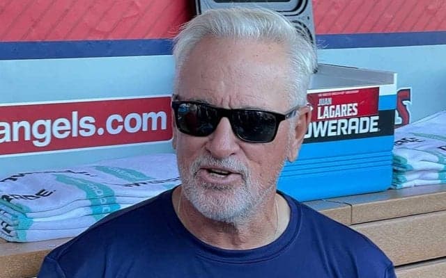 【MLB】エ軍マドン監督、大谷も大好き“スラダン名言Tシャツ”で登場　「違うバージョンも」