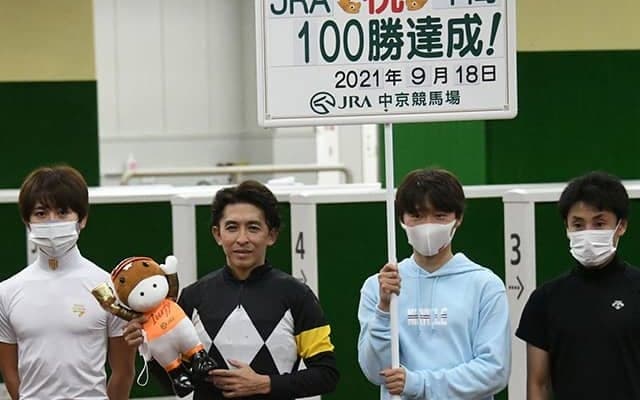 福永祐一騎手がJRA年間100勝達成「馬の頑張りに応えられる騎手でありたい」