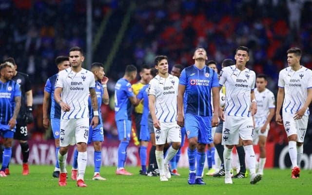 差別チャントで10分間中断…メキシコで数百人のファンが退席
