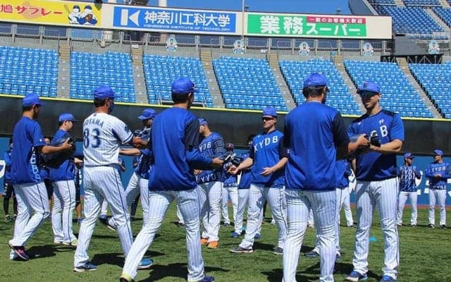 DeNAが助っ人選手へ粋な計らい　来日できない家族の名前入りユニをプレゼント