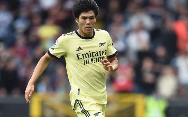 冨安健洋のパフォーマンスが認められる？ 試合後に座り込む中、チームメイトが集まりサポート