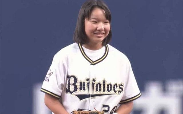 “13歳の金メダリスト”が「めっさ可愛い」　はにかむ1球が「見てる方まで嬉しくなる」