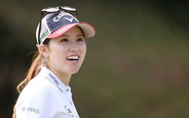 西村優菜、赤×赤で撮ったV直後の1枚に反響「スカート合ってる」「セットアップかと」